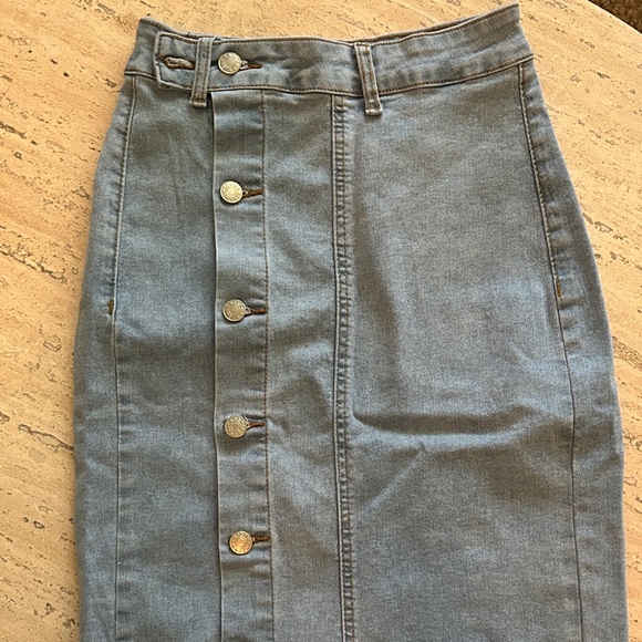Elegant Denim Button-Down Pencil Skirt - Picture 4 of 4